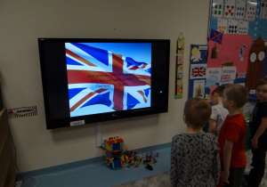Dzieci słuchają hymnu Wielkiej Brytanii